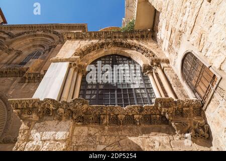 Gewölbte Fensterdetails an der Außenwand der Grabeskirche, Altstadt von Jerusalem, Israel Stockfoto