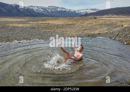 Kaltes Wildbad in Island Stockfoto