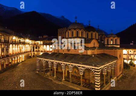 Rila Kloster, Kloster des Heiligen Ivan von Rila, Nachtansicht des Hofes und der Hauptkirche, Kyustendil Provinz, Bulgarien, Südosteuropa, Europa Stockfoto