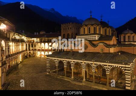 Rila Kloster, Kloster des Heiligen Ivan von Rila, Nachtansicht des Hofes und der Hauptkirche, Kyustendil Provinz, Bulgarien, Südosteuropa, Europa Stockfoto