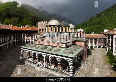 Rila Kloster, unter Regenwolke, Kloster des Heiligen Ivan von Rila, Hof und Hauptkirche, Kyustendil Provinz, Bulgarien, Südosteuropa, Europa Stockfoto