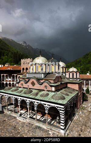 Rila Kloster, unter Regenwolke, Kloster des Heiligen Ivan von Rila, Hof und Hauptkirche, Kyustendil Provinz, Bulgarien, Südosteuropa, Europa Stockfoto