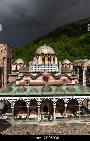 Rila Kloster, unter Regenwolke, Kloster des Heiligen Ivan von Rila, Hof und Hauptkirche, Kyustendil Provinz, Bulgarien, Südosteuropa, Europa Stockfoto