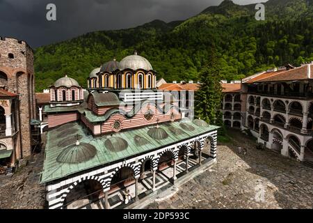 Rila Kloster, unter Regenwolke, Kloster des Heiligen Ivan von Rila, Hof und Hauptkirche, Kyustendil Provinz, Bulgarien, Südosteuropa, Europa Stockfoto