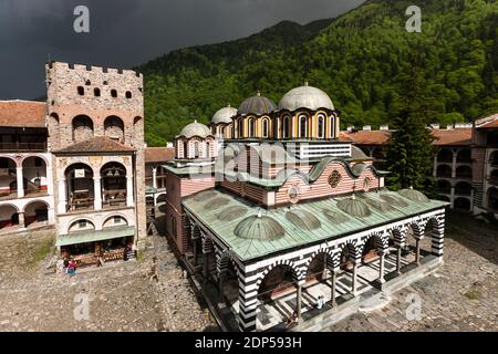 Rila Kloster, unter Regenwolke, Kloster des Heiligen Ivan von Rila, Hof und Hauptkirche, Kyustendil Provinz, Bulgarien, Südosteuropa, Europa Stockfoto