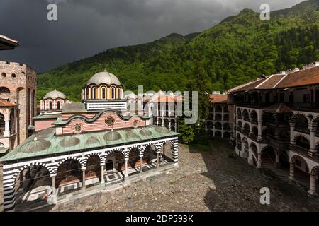 Rila Kloster, unter Regenwolke, Kloster des Heiligen Ivan von Rila, Hof und Hauptkirche, Kyustendil Provinz, Bulgarien, Südosteuropa, Europa Stockfoto