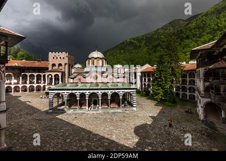 Rila Kloster, unter Regenwolke, Kloster des Heiligen Ivan von Rila, Hof und Hauptkirche, Kyustendil Provinz, Bulgarien, Südosteuropa, Europa Stockfoto