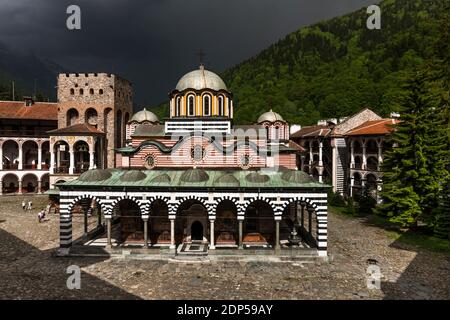 Rila Kloster, unter Regenwolke, Kloster des Heiligen Ivan von Rila, Hof und Hauptkirche, Kyustendil Provinz, Bulgarien, Südosteuropa, Europa Stockfoto