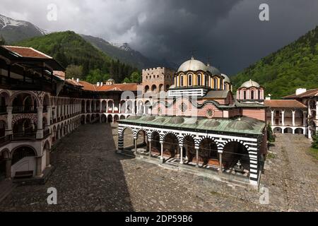 Rila Kloster, unter Regenwolke, Kloster des Heiligen Ivan von Rila, Hof und Hauptkirche, Kyustendil Provinz, Bulgarien, Südosteuropa, Europa Stockfoto