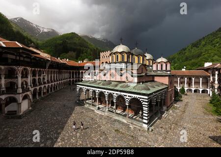 Rila Kloster, unter Regenwolke, Kloster des Heiligen Ivan von Rila, Hof und Hauptkirche, Kyustendil Provinz, Bulgarien, Südosteuropa, Europa Stockfoto