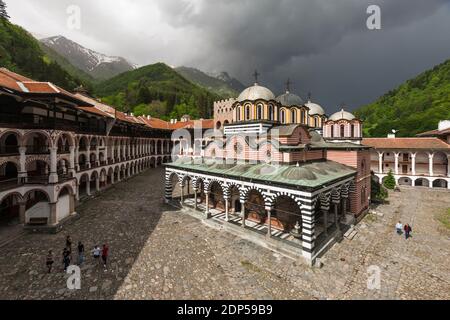 Rila Kloster, unter Regenwolke, Kloster des Heiligen Ivan von Rila, Hof und Hauptkirche, Kyustendil Provinz, Bulgarien, Südosteuropa, Europa Stockfoto