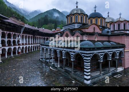 Rila Kloster im Regen, Kloster des Heiligen Ivan von Rila, Hof und Hauptkirche, Kyustendil Provinz, Bulgarien, Südosteuropa, Europa Stockfoto