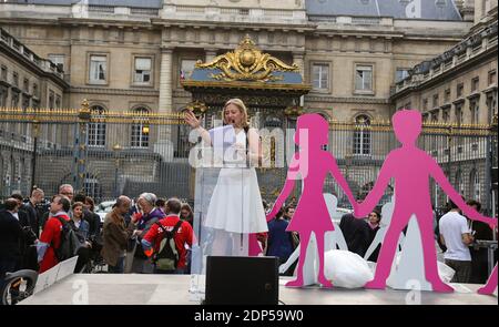 LUDOVINE DE LA ROCHREE PRESIDENTE DE LA 'MANIF POUR TOUS' - RASSEMBLEMENT 'LA MANIF POUR TOUS' CONTRE LA GPA (LA GESTATION POUR AUTRUI) DEVANT LE PALAIS DE JUSTICE DE PARIS. Foto von Nasser Berzane/ABACAPRESS.COM Stockfoto