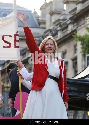 LUDOVINE DE LA ROCHREE PRESIDENTE DE LA 'MANIF POUR TOUS' - RASSEMBLEMENT 'LA MANIF POUR TOUS' CONTRE LA GPA (LA GESTATION POUR AUTRUI) DEVANT LE PALAIS DE JUSTICE DE PARIS. Foto von Nasser Berzane/ABACAPRESS.COM Stockfoto