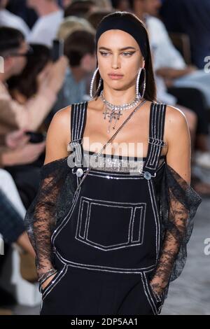 IRINA SHAYK - LES TOP-MODELL AU DEFILE GIVENCHY HOMME - PRET A PORTER - FASHION WEEK DE PARIS FOTO Von Nasser Berzane/ABACAPRESS.COM Stockfoto