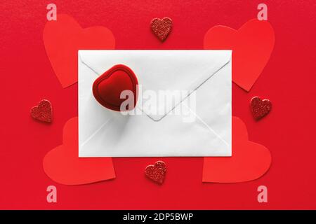 Valentinstag Komposition. Romantischer Liebesbrief in Umschlag und Verlobungsring Stockfoto