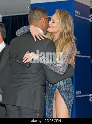 Chrissy Teigen umarmt Seattle Seahawks Quarterback Russell Wilson, als sie am Samstag, den 25. April 2015, auf dem Roten Teppich zum Jahresessen der 2015 White House Correspondenten Association im Washington Hilton Hotel in Washington, DC, USA ankommen. Foto von Ron Sachs/CNP/ABACAPRESS.COM Stockfoto