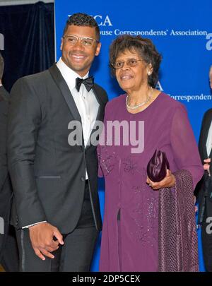 Seattle Seahawks Quarterback Russell Wilson und seine Großmutter Carolyn kommen am Samstag, den 25. April 2015, zum Jahresessen der White House Correspondenents Association 2015 im Washington Hilton Hotel in Washington, DC, USA, an. Foto von Ron Sachs/CNP/ABACAPRESS.COM Stockfoto