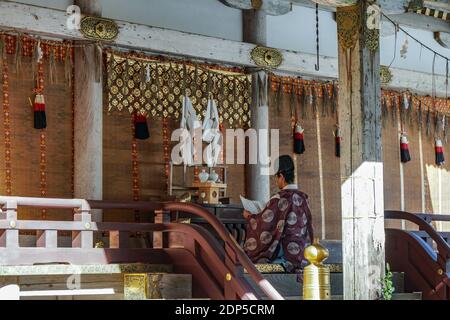 Shinto Priester in Hiyoshi Taisha, auch bekannt als Hiei Taisha, Shinto Schrein in Otsu, Shiga, Japan, am Fuße des Berges Hiei Stockfoto