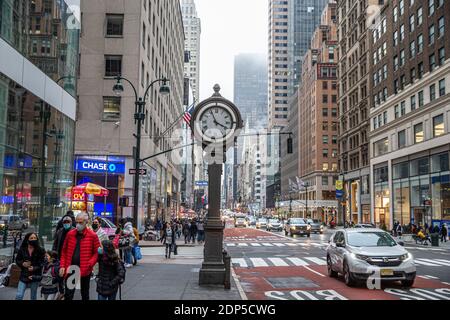 Menschenmassen laufen auf der 5th Avenue zum Einkaufen und schauen sich die Schaufensterläden in New York City an. (Foto: Gordon Donovan) Stockfoto