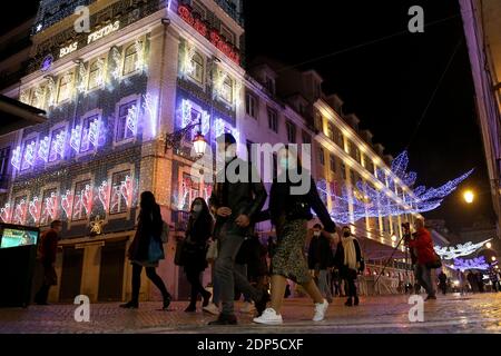 Lissabon, Portugal. Dezember 2020. Menschen mit Gesichtsmasken gehen während der COVID-19-Pandemie am 17. Dezember 2020 in der Innenstadt von Lissabon, Portugal, unter Weihnachten und Neujahr. Quelle: Pedro Fiuza/Xinhua/Alamy Live News Stockfoto