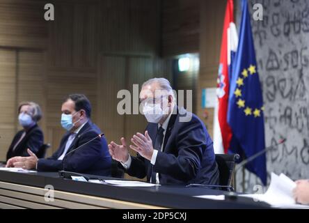 Zagreb, Kroatien. Dezember 2020. Kroatischer Innenminister davor Bozinovic spricht während einer Pressekonferenz über Maßnahmen gegen COVID-19 in Zagreb, Kroatien, 18. Dezember 2020. Kroatien hat am Freitag neue und strengere Beschränkungen für Reisen und private Versammlungen während der Jahresendfeiertage angekündigt, um die Ausbreitung von COVID-19 zu bekämpfen. Quelle: Zeljko Lukunic/Xinhua/Alamy Live News Stockfoto