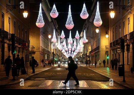 Lissabon, Portugal. Dezember 2020. Menschen mit Gesichtsmasken gehen während der COVID-19-Pandemie am 17. Dezember 2020 in der Innenstadt von Lissabon, Portugal, unter Weihnachten und Neujahr. Quelle: Pedro Fiuza/Xinhua/Alamy Live News Stockfoto