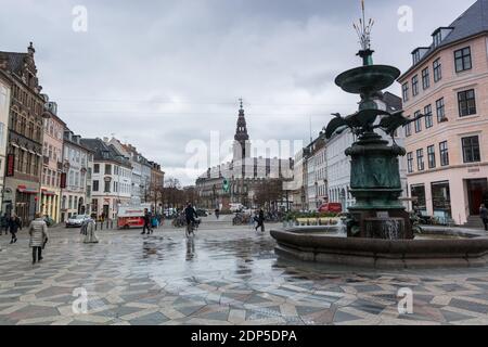 Blick auf die Straße mit Storch Fountain befindet sich auf Amagertorv im Zentrum von Kopenhagen, Dänemark Stockfoto