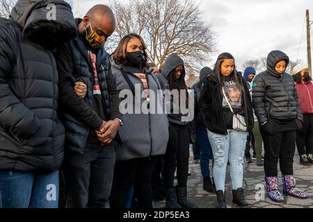 Tamala Payne (ganz links), die Mutter von Casey Goodson Jr, steht mit ihrem Anwalt Sean Walton, Freunden und Verwandten, Während sie für Gerechtigkeit für Casey Goodson beten, hat das Jr.Linden Community Engagement Resource Team eine Versammlung auf dem Parkplatz der Kirche Bethel AME auf der Cleveland Avenue 2021 zusammengestellt, die „Einheit in der Gemeinschaft“ heißt. Diese Versammlung sollte die Familie von Casey Goodson Jr unterstützen, die am 4. Dezember 2020 außerhalb seines Wohnortes von dem stellvertretenden Jason Meade erschossen wurde. Ursprünglich sollte die Versammlung eine Kerzenlichtmahnwache und einen Marsch sein, aber das kalte Wetter prompt Stockfoto