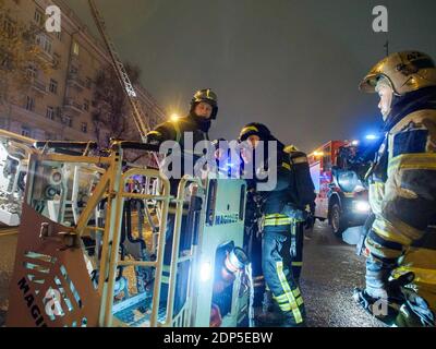 Feuerwehrleute und Rettungskräfte bereiten sich darauf vor, das Feuer zu löschen. Im 7. Stock eines Bürogebäudes in der Nähe des Zentrums von Moskau brach ein Großbrand aus. Das Feuer breitete sich auf das Dach aus und überdeckte eine Fläche von mehr als 300 Quadratmetern. 130 Menschen wurden aus dem Gebäude evakuiert, niemand wurde verletzt und die Brandursache ist noch unbekannt. Stockfoto