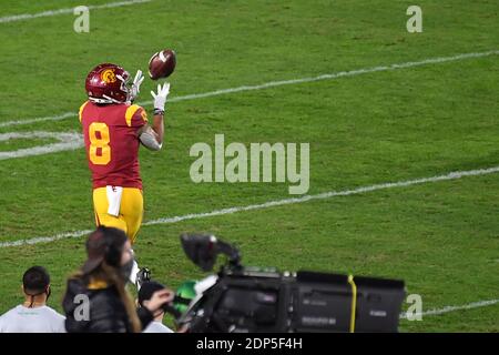 18. Dezember 2020 Los Angeles, CA.USC Trojans Wide Receiver Amon-Ra St. Brown #8 fängt den Pass und läuft für den Touchdown in Aktion während des ersten Quartals das Pac-12 Championship NCAA Football Spiel zwischen den USC Trojans und den Oregon Ducks im Coliseum in Los Angeles, Kalifornien.obligatorische Bildquelle: Louis Lopez/CSM Stockfoto