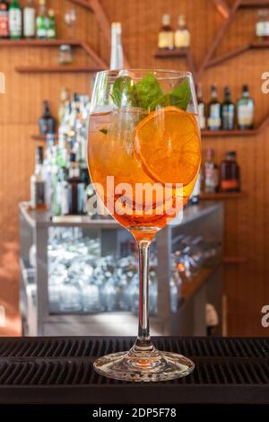 Ein Cocktail auf Orangenbasis in einer Bar in Cebu City, Philippinen Stockfoto