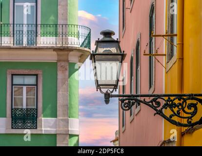 Typisch portugiesische Architektur und farbenfrohe Gebäude des historischen Stadtzentrums von Lissabon. Stockfoto