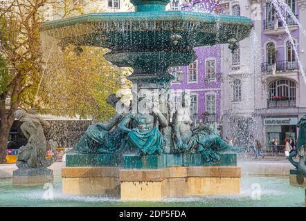 Lissabon, Rossio-Platz Brunnen und bunte historische Gebäude des historischen Stadtzentrums. Stockfoto