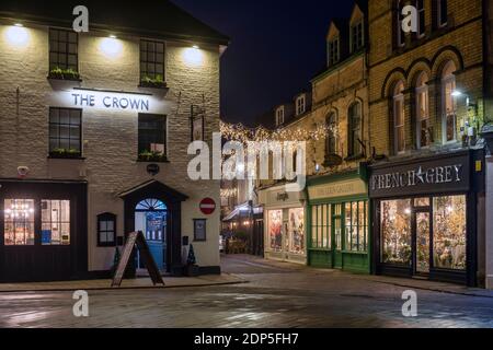 Weihnachtslichter in der Nacht entlang der Black Jack Street. Cirencester, Cotswolds, Gloucestershire, England Stockfoto