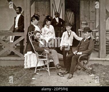 Ulysses Grant and Family in Long Branch, NJ von Pach Brothers, NY, 1870. Grant und Frau, Julia Dent, und ihre vier Kinder; Jesse, Ulysses Jr., Nellie, und Frederick vor ihrer Hütte. Ebenfalls anwesend sind zwei schwarze Männer, deren Identitäten unbekannt sind. 1870 Stockfoto