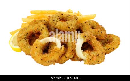 Breadcrumb bedeckt Salz und Pfeffer Calamari Ringe und Französisch frites Isoliert auf weißem Hintergrund Stockfoto