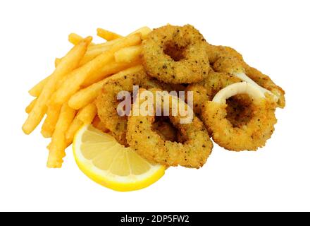 Breadcrumb bedeckt Salz und Pfeffer Calamari Ringe und Französisch frites Isoliert auf weißem Hintergrund Stockfoto
