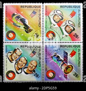 MOSKAU, RUSSLAND - 15. SEPTEMBER 2018: Eine in Burundi gedruckte Gemeinschaftsausgabe zeigt vier Briefmarken aus der Space Project-Serie „Apollo–Sojus“, um 1975 Stockfoto