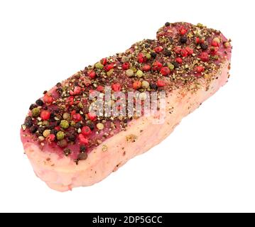 Peppercorn bedeckt rohes Sirloin Steak isoliert auf einem weißen Hintergrund Stockfoto