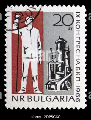 MOSKAU, RUSSLAND - 15. SEPTEMBER 2018: Eine in Bulgarien gedruckte Briefmarke, die dem IX. Kongress der BCP, Serie, um 1966 gewidmet ist Stockfoto