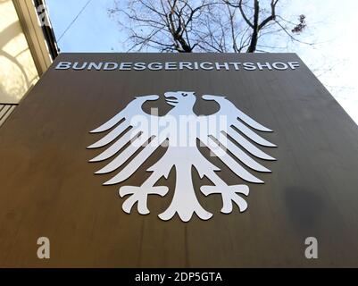 Karlsruhe, Deutschland. Dezember 2020. Ein Schild mit dem Bundesadler und dem Schriftzug Bundesgerichtshof, aufgenommen vor dem Bundesgerichtshof (BGH). Der 6. Zivilsenat verhört eine Klage gegen den Automobilhersteller VW im Dieselskandal. Es geht um die umstrittene Frage, ob Dieselkäufer im Emissionsskandal 2019 oder 2020 noch Volkswagen verklagen könnten. Die höchsten Zivilrichter hören einen Fall, der laut VW beispielhaft für rund 9,000 noch offene Fälle sein wird. Quelle: Uli Deck/dpa/Alamy Live News Stockfoto