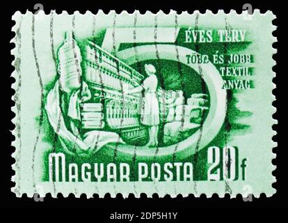 MOSKAU, RUSSLAND - 15. SEPTEMBER 2018: Eine in Ungarn gedruckte Briefmarke zeigt Textilindustrie, Fünfjahresplan Serie, um 1950 Stockfoto