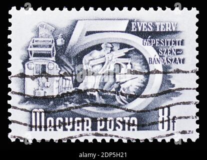 MOSKAU, RUSSLAND - 15. SEPTEMBER 2018: Eine in Ungarn gedruckte Briefmarke zeigt den Kohlebergbau, Fünfjahresplan Serie, um 1950 Stockfoto