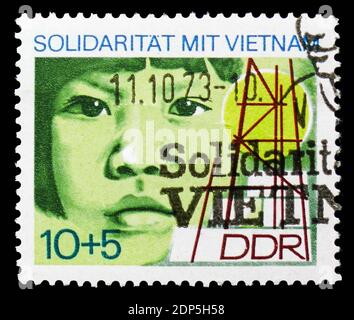 MOSKAU, RUSSLAND - 15. SEPTEMBER 2018: Eine in DDR (Deutschland) gedruckte Briefmarke zeigt Child Face, Invincible Vietnam Serie, um 1973 Stockfoto