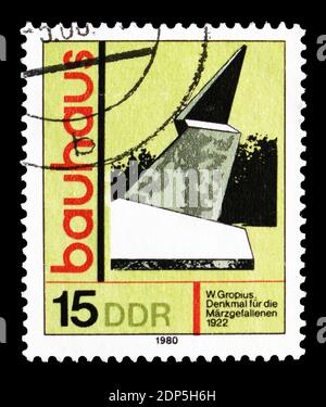 MOSKAU, RUSSLAND - 15. SEPTEMBER 2018: Eine in der DDR gedruckte Briefmarke zeigt Gedenkstätte für die Gefallenen im märz, Weimar, Serie Bauhaus Stockfoto