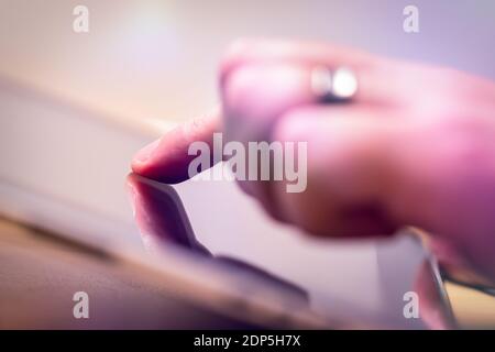 Tippen Sie mit dem Finger auf ein Tablet, Technologie Stockfoto