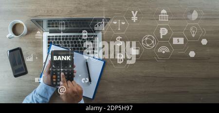 Geschäftsmann Online-Banking und Zahlung Netzwerk Anschluss Telefon Finanzen und Banking Anwendung Online-Zahlung. Stockfoto