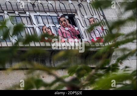 Gaza, Der Gazastreifen, Palästina. Dezember 2020. Palästinensische Kinder spielen an ihrem Fenster im Lager Jabalia im nördlichen Gazastreifen. Quelle: Mahmoud Issa/SOPA Images/ZUMA Wire/Alamy Live News Stockfoto