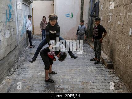 Gaza, Der Gazastreifen, Palästina. Dezember 2020. Palästinensische Kinder spielen Hochsprung vor ihrem Haus im Lager Jabalia im nördlichen Gazastreifen. Quelle: Mahmoud Issa/SOPA Images/ZUMA Wire/Alamy Live News Stockfoto